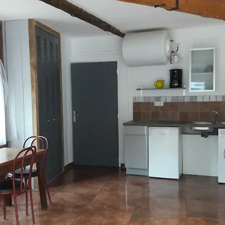 Grand Studio Clair Proche Cures Apartment